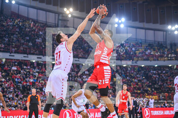2023-01-06 - 21 JOEL BOLOMBOY of Olympiacos Piraeus with 77 JOHANNES VOIGTMANN of EA7 Emporio Armani Milan during the Euroleague, Round 17, match between Olympiacos Piraeus and EA7 Emporio Armani Milan at Peace And Friendship Stadium on January 6, 2023 in Athens, Greece. - OLYMPIACOS VS EA7 EMPORIO ARMANI - EUROLEAGUE - BASKETBALL