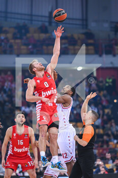 2023-01-06 - 0 THOMAS WALKUP of Olympiacos Piraeus competing with 42 KYLE HINES of EA7 Emporio Armani Milan during the Euroleague, Round 17, match between Olympiacos Piraeus and EA7 Emporio Armani Milan at Peace And Friendship Stadium on January 6, 2023 in Athens, Greece. - OLYMPIACOS VS EA7 EMPORIO ARMANI - EUROLEAGUE - BASKETBALL