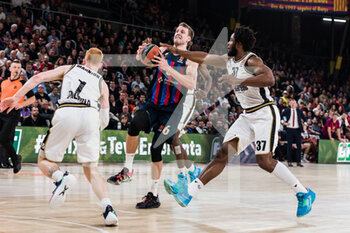 2023-01-05 - Jan Vesely of FC Barcelona in action against Semi Ojeleye of Virtus Segafredo Bologna during the Turkish Airlines EuroLeague Basketball match between FC Barcelona and Virtus Segafredo Bologna on January 5, 2023 at Palau Blaugrana in Barcelona, Spain - BASKETBALL - EUROLEAGUE - FC BARCELONA V BOLOGNA - EUROLEAGUE - BASKETBALL