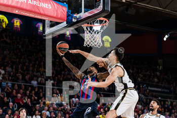 2023-01-05 - Cory Higgins of FC Barcelona in action against Ismail Bako of Virtus Segafredo Bologna during the Turkish Airlines EuroLeague Basketball match between FC Barcelona and Virtus Segafredo Bologna on January 5, 2023 at Palau Blaugrana in Barcelona, Spain - BASKETBALL - EUROLEAGUE - FC BARCELONA V BOLOGNA - EUROLEAGUE - BASKETBALL
