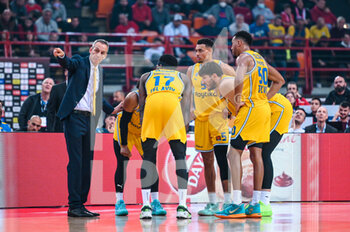 2023-01-27 - Head coach ODED KATTASH with the players of Maccabi Playtika Tel Aviv during the Euroleague, Round 21, match between Olympiacos Piraeus and Maccabi Playtika Tel Aviv at Peace and Friendship Stadium on January 27, 2023 in Athens, Greece. - OLYMPIACOS PIRAEUS VS MACCABI PLAYTIKA TEL AVIV - EUROLEAGUE - BASKETBALL