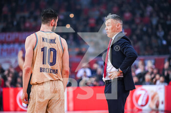 07/03/2023 - Head coach SARAS JASIKEVICIUS with 10 NIKOLA KALINIC of FC Barcelona during the Euroleague, Round 27, match between Olympiacos Piraeus and FC Barcelona at Peace and Friendship Stadium on March 7, 2023, in Athens, Greece. - OLYMPIACOS PIRAEUS VS FC BARCELONA - EUROLEAGUE - BASKET