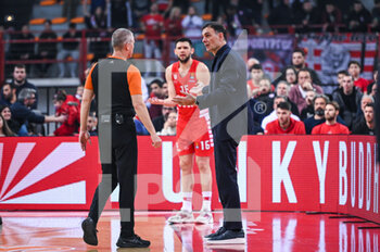 09/03/2023 - Head coach GEORGIOS BARTZOKAS and 16 KOSTAS PAPANIKOLAOU of Olympiacos Piraeus disagree with referee decision during the Euroleague, Round 28, match between Olympiacos Piraeus and FC Bayern Munich at Peace and Friendship Stadium on March 9, 2023, in Athens, Greece. - OLYMPIACOS PIRAEUS VS FC BAYERN MUNICH - EUROLEAGUE - BASKET