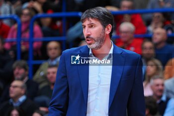 2023-11-09 - Alex Mumbru, head coach Valencia Basket - EA7 EMPORIO ARMANI MILANO VS VALENCIA BASKET - EUROLEAGUE - BASKETBALL