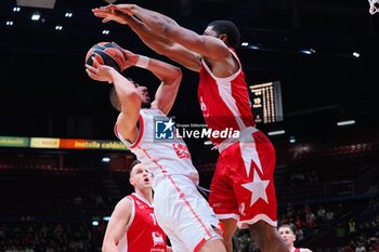 2023-11-09 - Kyle Hines (EA7 Emporio Armani Olimpia Milano) & Josep Puerto (Valencia Basket) - EA7 EMPORIO ARMANI MILANO VS VALENCIA BASKET - EUROLEAGUE - BASKETBALL