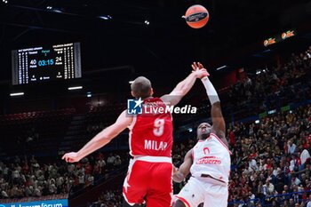 2023-11-09 - Jared Harper (Valencia Basket) thwarted by Nicolo Melli (EA7 Emporio Armani Olimpia Milano) - EA7 EMPORIO ARMANI MILANO VS VALENCIA BASKET - EUROLEAGUE - BASKETBALL