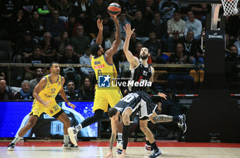 2023-10-18 - Sterling Brown (Alba Berlin) (L) in action thwarted by Tornike Shengelia (Segafredo Virtus Bologna) during the Euroleague basketball championship match Segafredo Virtus Bologna Vs. Alba Berlin  - Bologna, October 18, 2023 at Paladozza sport palace - VIRTUS SEGAFREDO BOLOGNA VS ALBA BERLIN - EUROLEAGUE - BASKETBALL