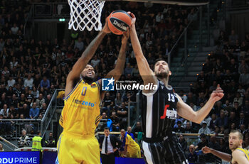 2023-10-18 - Sterling Brown (Alba Berlin) (L) in action thwarted by Ognjen Dobric (Segafredo Virtus Bologna) during the Euroleague basketball championship match Segafredo Virtus Bologna Vs. Alba Berlin  - Bologna, October 18, 2023 at Paladozza sport palace - VIRTUS SEGAFREDO BOLOGNA VS ALBA BERLIN - EUROLEAGUE - BASKETBALL