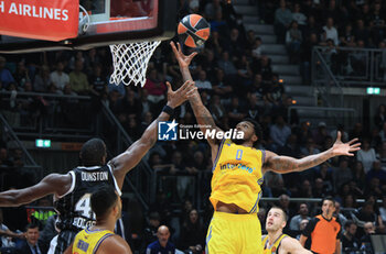 2023-10-18 - Sterling Brown (Alba Berlin) in action thwarted by Bryant Dunston (Segafredo Virtus Bologna) during the Euroleague basketball championship match Segafredo Virtus Bologna Vs. Alba Berlin  - Bologna, October 18, 2023 at Paladozza sport palace - VIRTUS SEGAFREDO BOLOGNA VS ALBA BERLIN - EUROLEAGUE - BASKETBALL