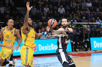 2023-10-18 - Tornike Shengelia (Segafredo Virtus Bologna) (R) in action thwarted by Sterling Brown (Alba Berlin) during the Euroleague basketball championship match Segafredo Virtus Bologna Vs. Alba Berlin  - Bologna, October 18, 2023 at Paladozza sport palace - VIRTUS SEGAFREDO BOLOGNA VS ALBA BERLIN - EUROLEAGUE - BASKETBALL
