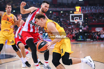 2023-10-13 - 31 Rokas Jokubaitis of FC Barcelona competing with 25 Alec Peters of Olympiacos Piraeus during the Euroleague, Round 2, match between Olympiacos Piraeus and FC Barcelona at Peace & Friendship Stadium on October 13, 2023, in Athens, Greece. - OLYMPIACOS PIRAEUS VS FC BARCELONA - EUROLEAGUE - BASKETBALL