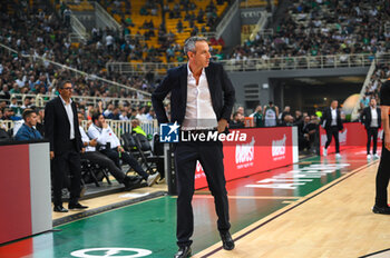 2023-10-20 - Head Coach Oded Kattash of Maccabi Playtika Tel Aviv during the Euroleague, Round 4, match between Panathinaikos Athens and Maccabi Playtika Tel Aviv at Oaka Altion on October 20, 2023, in Athens, Greece. - PANATHINAIKOS ATHENS VS MACCABI PLAYTIKA TEL AVIV - EUROLEAGUE - BASKETBALL