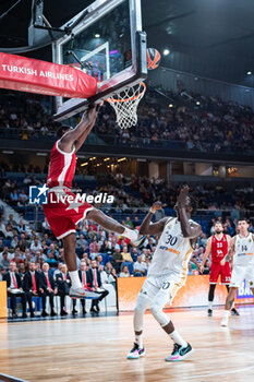 2023-10-19 - Alex Poythress (EA7 Emporio Armani Olimpia Milano) in action during the basketball game between Real Madrid and EA7 Emporio Armani Olimpia Milano valid for the round 04 of the Euroleague competition played at Wizink Center in Madrid, Spain on Thursday 19 October 2023 - REAL MADRID VS OLIMPIA MILANO - EUROLEAGUE - BASKETBALL