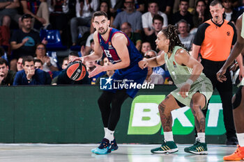 2023-10-20 - Tomas Satoransky of Fc Barcelona and Carsen Edwards of FC Bayern Munich during the Turkish Airlines EuroLeague basketball match between FC Barcelona and Bayern Munich on October 20, 2023 at Palau Blaugrana in Barcelona, Spain - BASKETBALL - EUROLEAGUE - FC BARCELONA V BAYERN MUNICH - EUROLEAGUE - BASKETBALL