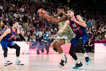 2023-10-20 - Devin Booker of FC Bayern Munich in action against Tomas Satoransky of Fc Barcelona during the Turkish Airlines EuroLeague basketball match between FC Barcelona and Bayern Munich on October 20, 2023 at Palau Blaugrana in Barcelona, Spain - BASKETBALL - EUROLEAGUE - FC BARCELONA V BAYERN MUNICH - EUROLEAGUE - BASKETBALL