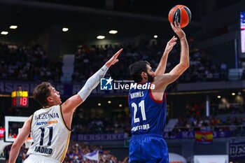 2023-10-26 - 26th October 2023; Wizink Center; Madrid; Spain; Turkish Airlines Euroleague Basketball; Real Madrid vs FC Barcelona; Abrines (Barcelona) and Mario Hezonja (Real Madrid) EUROLEAGUE Real Madrid - FC Barcelona 900/Cordon Press - EUROLEAGUE BASKETBALL: REAL MADRID VS FC BARCELONA - EUROLEAGUE - BASKETBALL
