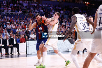 2023-10-26 - Willy Hernangomez of FC Barcelona and Mario Hezonja of Real Madrid during the Turkish Airlines EuroLeague basketball match between Real Madrid and FC Barcelona on October 26, 2023 at Wizink Center in Madrid, Spain - BASKETBALL - EUROLEAGUE - REAL MADRID V FC BARCELONA - EUROLEAGUE - BASKETBALL