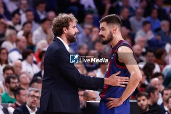 2023-10-26 - Roger Grimau, head coach of FC Barcelona, talks to Nikola Kalinic during the Turkish Airlines EuroLeague basketball match between Real Madrid and FC Barcelona on October 26, 2023 at Wizink Center in Madrid, Spain - BASKETBALL - EUROLEAGUE - REAL MADRID V FC BARCELONA - EUROLEAGUE - BASKETBALL
