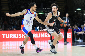 2023-11-03 - Shane Larkin (Anadolu Efes Istanbul) (L) in action thwarted by Alessandro Pajola (Segafredo Virtus Bologna) during the Euroleague basketball championship match Segafredo Virtus Bologna Vs. Anadolu Efes Istanbul - Bologna, November 03, 2023 at Segafredo Arena - Photo: Corrispondente Bologna - VIRTUS BOLOGNA VS ANADOLU EFES - EUROLEAGUE - BASKETBALL