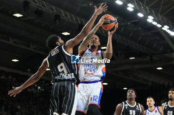 2023-11-03 - Will Clyburn (Anadolu Efes Istanbul) in action thwarted by Jaleen Smith (Segafredo Virtus Bologna) during the Euroleague basketball championship match Segafredo Virtus Bologna Vs. Anadolu Efes Istanbul - Bologna, November 03, 2023 at Segafredo Arena - Photo: Corrispondente Bologna - VIRTUS BOLOGNA VS ANADOLU EFES - EUROLEAGUE - BASKETBALL