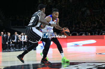 2023-11-03 - Will Clyburn (Anadolu Efes Istanbul) in action thwarted by Jordan Mickey (Segafredo Virtus Bologna) during the Euroleague basketball championship match Segafredo Virtus Bologna Vs. Anadolu Efes Istanbul - Bologna, November 03, 2023 at Segafredo Arena - Photo: Corrispondente Bologna - VIRTUS BOLOGNA VS ANADOLU EFES - EUROLEAGUE - BASKETBALL