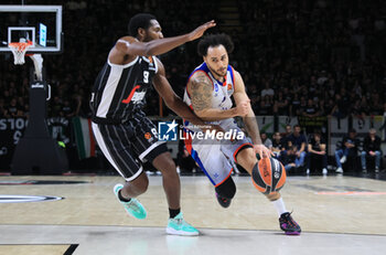 2023-11-03 - Shane Larkin (Anadolu Efes Istanbul) (R) in action thwarted by Jaleen Smith (Segafredo Virtus Bologna) during the Euroleague basketball championship match Segafredo Virtus Bologna Vs. Anadolu Efes Istanbul - Bologna, November 03, 2023 at Segafredo Arena - Photo: Corrispondente Bologna - VIRTUS BOLOGNA VS ANADOLU EFES - EUROLEAGUE - BASKETBALL