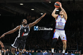 2023-11-03 - Shane Larkin (Anadolu Efes Istanbul) in action thwarted by Jaleen Smith (Segafredo Virtus Bologna) during the Euroleague basketball championship match Segafredo Virtus Bologna Vs. Anadolu Efes Istanbul - Bologna, November 03, 2023 at Segafredo Arena - Photo: Corrispondente Bologna - VIRTUS BOLOGNA VS ANADOLU EFES - EUROLEAGUE - BASKETBALL