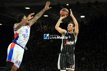 2023-11-03 - Alessandro Pajola (Segafredo Virtus Bologna) (R) in action thwarted by Tyrique Jones (Anadolu Efes Istanbul) during the Euroleague basketball championship match Segafredo Virtus Bologna Vs. Anadolu Efes Istanbul - Bologna, November 03, 2023 at Segafredo Arena - Photo: Corrispondente Bologna - VIRTUS BOLOGNA VS ANADOLU EFES - EUROLEAGUE - BASKETBALL