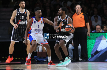 2023-11-03 - Jaleen Smith (Segafredo Virtus Bologna) (R) in action thwarted by Rodrigue Beaubois (Anadolu Efes Istanbul) during the Euroleague basketball championship match Segafredo Virtus Bologna Vs. Anadolu Efes Istanbul - Bologna, November 03, 2023 at Segafredo Arena - Photo: Corrispondente Bologna - VIRTUS BOLOGNA VS ANADOLU EFES - EUROLEAGUE - BASKETBALL