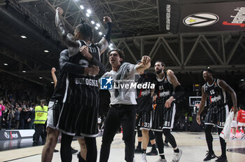 2023-12-19 - Virtus team jubilates at the end of the  Euroleague basketball championship match Segafredo Virtus Bologna Vs. Olympiacos Piraeus. Bologna, December 19, 2023 at Segafredo Arena - VIRTUS SEGAFREDO BOLOGNA VS OLYMPIACOS PIRAEUS - EUROLEAGUE - BASKETBALL