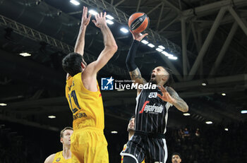 2023-12-06 - Daniel Hackett (Segafredo Virtus Bologna) in action thwarted by Alex Abrines (FC Barcelona) during the Euroleague basketball championship match Segafredo Virtus Bologna Vs. FC Barcelona - Bologna 06, December, 2023 at Segafredo Arena - VIRTUS SEGAFREDO BOLOGNA VS FC BARCELONA - EUROLEAGUE - BASKETBALL