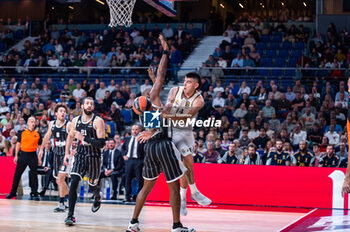 2023-11-09 - Gabriel Deck of Real Madrid (R) seen in action against Bryant Dunston of Virtus Bologna during the Euroleague 2022/23 match between Real Madrid and Virtus Bologna at Wizink Center in Madrid, Spain. - REAL MADRID VS VIRTUS BOLOGNA - EUROLEAGUE - BASKETBALL