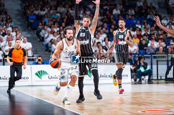2023-11-09 - Sergio Llull of Real Madrid (L) and Daniel Hackett of Virtus Bologna (R) seen in action during the Euroleague 2022/23 match between Real Madrid and Virtus Bologna at Wizink Center in Madrid, Spain. - REAL MADRID VS VIRTUS BOLOGNA - EUROLEAGUE - BASKETBALL