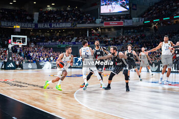 2023-11-09 - Facundo Campazzo of Real Madrid (L) and Marco Belinelli of Virtus Bologna (R) seen in action during the Euroleague 2022/23 match between Real Madrid and Virtus Bologna at Wizink Center in Madrid, Spain. - REAL MADRID VS VIRTUS BOLOGNA - EUROLEAGUE - BASKETBALL