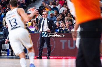 2023-11-09 - Chus Mateo, head coach of Real Madrid, seen during the Euroleague 2022/23 match between Real Madrid and Virtus Bologna at Wizink Center in Madrid, Spain. - REAL MADRID VS VIRTUS BOLOGNA - EUROLEAGUE - BASKETBALL
