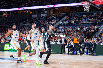 2023-11-09 - Daniel Hackett of Virtus Bologna (R) and Vincent Poirier of Real Madrid (L) seen in action during the Euroleague 2022/23 match between Real Madrid and Virtus Bologna at Wizink Center in Madrid, Spain. - REAL MADRID VS VIRTUS BOLOGNA - EUROLEAGUE - BASKETBALL