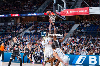 2023-11-09 - Vincent Poirier of Real Madrid (L) and Bryant Dunston of Virtus Bologna (R) seen in action during the Euroleague 2022/23 match between Real Madrid and Virtus Bologna at Wizink Center in Madrid, Spain. - REAL MADRID VS VIRTUS BOLOGNA - EUROLEAGUE - BASKETBALL