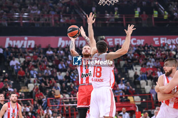 2023-11-16 - 17 Ignas Brazdeikis of Olympiacos Piraeus competing with 18 Mike Tobey of Crvena Zvezda Meridianbet Belgrade during the Euroleague, Round 9, match between Olympiacos Piraeus and Crvena Zvezda Meridianbet Belgrade at Peace and Friendship stadium on November 16, 2023, in Piraeus, Greece. - OLYMPIACOS PIRAEUS VS CRVENA ZVEZDA MERIDIANBET BELGRADE - EUROLEAGUE - BASKETBALL