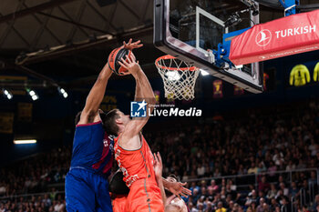 2023-11-17 - Xabi Lopez-Arostegui of Valencia Basket in action against Jabari Parker of Fc Barcelona during the Turkish Airlines EuroLeague basketball match between FC Barcelona and Valencia Basket on November 18, 2023 at Palau Blaugrana in Barcelona, Spain - BASKETBALL - EUROLEAGUE - FC BARCELONA V VALENCIA - EUROLEAGUE - BASKETBALL