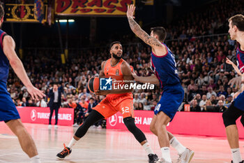 2023-11-17 - Brandon Davies of Valencia Basket and Willy Hernangomez of Fc Barcelona during the Turkish Airlines EuroLeague basketball match between FC Barcelona and Valencia Basket on November 18, 2023 at Palau Blaugrana in Barcelona, Spain - BASKETBALL - EUROLEAGUE - FC BARCELONA V VALENCIA - EUROLEAGUE - BASKETBALL