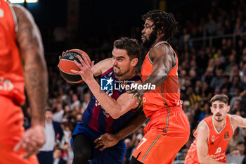 2023-11-17 - Tomas Satoransky of Fc Barcelona in action against Semi Ojeleye of Valencia Basket during the Turkish Airlines EuroLeague basketball match between FC Barcelona and Valencia Basket on November 18, 2023 at Palau Blaugrana in Barcelona, Spain - BASKETBALL - EUROLEAGUE - FC BARCELONA V VALENCIA - EUROLEAGUE - BASKETBALL