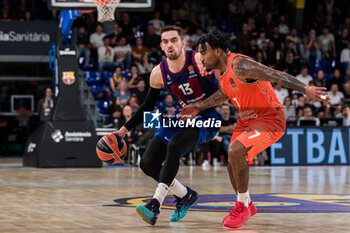 2023-11-17 - Tomas Satoransky of Fc Barcelona in action against Chris Jones of Valencia Basket during the Turkish Airlines EuroLeague basketball match between FC Barcelona and Valencia Basket on November 18, 2023 at Palau Blaugrana in Barcelona, Spain - BASKETBALL - EUROLEAGUE - FC BARCELONA V VALENCIA - EUROLEAGUE - BASKETBALL