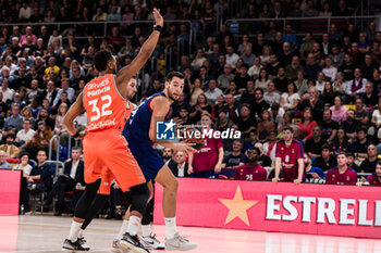 2023-11-17 - Willy Hernangomez of Fc Barcelona and Brandon Davies of Valencia Basket during the Turkish Airlines EuroLeague basketball match between FC Barcelona and Valencia Basket on November 18, 2023 at Palau Blaugrana in Barcelona, Spain - BASKETBALL - EUROLEAGUE - FC BARCELONA V VALENCIA - EUROLEAGUE - BASKETBALL