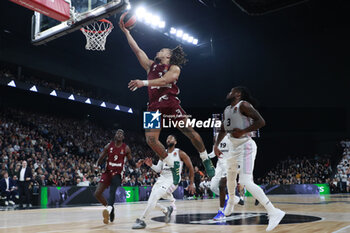 2023-11-23 - Carsen EDWARDS of Bayern Munich and Paris LEE of Lyon during the Turkish Airlines EuroLeague basketball match between LDLC Asvel and Bayern Munich on November 23, 2023 at LDLC Arena in Décines-Charpieu near Lyon, France - BASKETBALL - EUROLEAGUE - ASVEL V BAYERN MUNICH - EUROLEAGUE - BASKETBALL