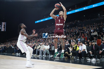 2023-11-23 - Carsen EDWARDS of Bayern Munich and Paris LEE of Lyon during the Turkish Airlines EuroLeague basketball match between LDLC Asvel and Bayern Munich on November 23, 2023 at LDLC Arena in Décines-Charpieu near Lyon, France - BASKETBALL - EUROLEAGUE - ASVEL V BAYERN MUNICH - EUROLEAGUE - BASKETBALL