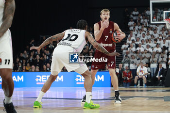 2023-11-23 - Niels GIFFEY of Bayern Munich and Mike SCOTT of Lyon during the Turkish Airlines EuroLeague basketball match between LDLC Asvel and Bayern Munich on November 23, 2023 at LDLC Arena in Décines-Charpieu near Lyon, France - BASKETBALL - EUROLEAGUE - ASVEL V BAYERN MUNICH - EUROLEAGUE - BASKETBALL
