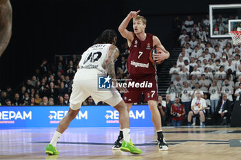 2023-11-23 - Niels GIFFEY of Bayern Munich and Mike SCOTT of Lyon during the Turkish Airlines EuroLeague basketball match between LDLC Asvel and Bayern Munich on November 23, 2023 at LDLC Arena in Décines-Charpieu near Lyon, France - BASKETBALL - EUROLEAGUE - ASVEL V BAYERN MUNICH - EUROLEAGUE - BASKETBALL