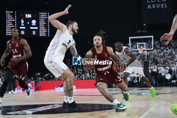 2023-11-23 - Carsen EDWARDS of Bayern Munich and Joffrey LAUVERGNE of Lyon during the Turkish Airlines EuroLeague basketball match between LDLC Asvel and Bayern Munich on November 23, 2023 at LDLC Arena in Décines-Charpieu near Lyon, France - BASKETBALL - EUROLEAGUE - ASVEL V BAYERN MUNICH - EUROLEAGUE - BASKETBALL