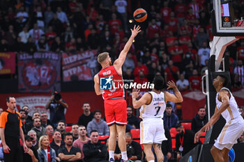 2023-12-05 - 0 Thomas Walkup of Olympiacos Piraeus during the Euroleague, Round 12, match between Olympiacos Piraeus and Real Madrid at Peace and Friendship stadium on December 5, 2023, in Piraeus, Greece. - OLYMPIACOS PIRAEUS VS REAL MADRID - EUROLEAGUE - BASKETBALL