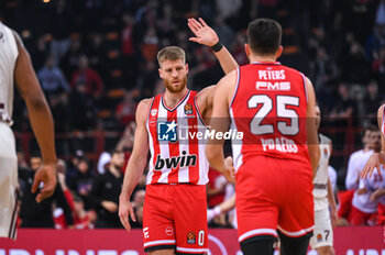 2023-12-08 - 0 Thomas Walkup with 25 Alec Peters of Olympiacos Piraeus during the Euroleague, Round 13, match between Olympiacos Piraeus and FC Bayern Munich at Peace and Friendship stadium on December 8, 2023, in Piraeus, Greece. - OLYMPIACOS PIRAEUS VS FC BAYERN MUNICH - EUROLEAGUE - BASKETBALL